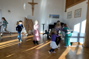 Vorbereitung für Familienmesse am Ostermontag 